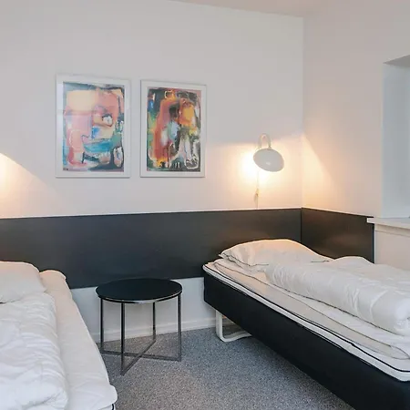 6 Person On A In Appartement *